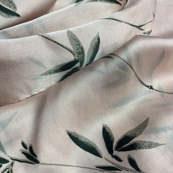 Light Pink Leaf-patterned Silk Scarf - Picture 1 of 2